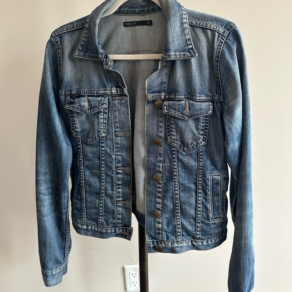Classic Blue Jean Jacket with Trucker Style and Pointed Collar